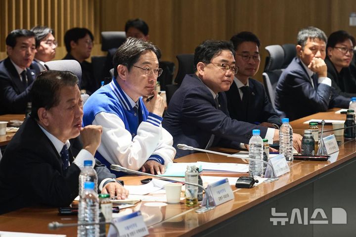 [창원=뉴시스]김경수(왼쪽서 두 번째) 더불어민주당 경남도지사 후보가 3일 오후 창원특례시 한화에어로스페이스 3사업장에서 열린 방산업체 간담회에 참석해 애로사항을 청취하고 있다.(사진=김경수 후보 선거사무소 제공) 2026.04.03. photo@newsis.com