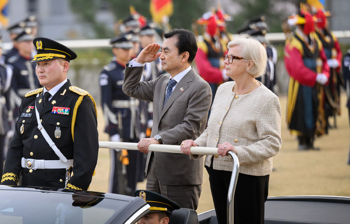 안규백 국방부 장관이 3일 오후 서울 국방부에서 꺄트린느 보트랭 프랑스 국방부 장관과 한·프랑스 국방장관 회담을 개최한 모습. 사진은 두 장관이 의장행사에 임하고 있는 모습. (사진=국방부 제공) 2026.04.03. *재판매 및 DB 금지