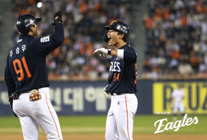 [서울=뉴시스] 프로야구 한화 이글스 오재원이 3일 서울 잠실구장에서 열린 2026 신한 쏠 KBO리그 두산 베어스와의 경기에서 안타를 친 뒤 기뻐하고 있다. (사진=한화 이글스 제공) 2026.04.03. *재판매 및 DB 금지