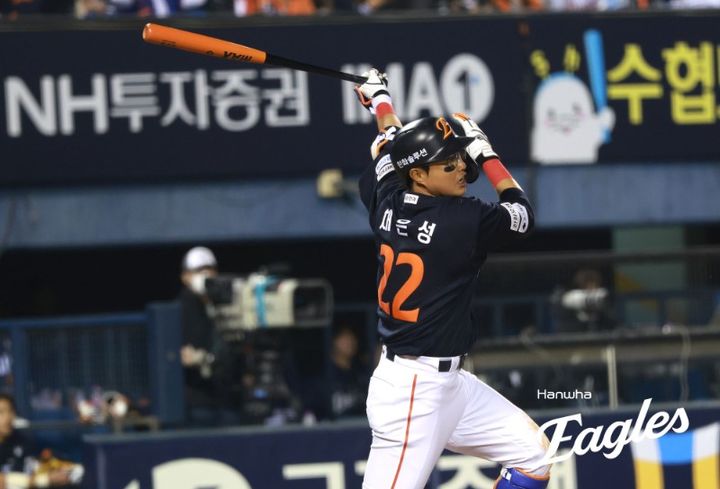 [서울=뉴시스] 프로야구 한화 이글스 채은성이 3일 서울 잠실구장에서 열린 2026 신한 쏠 KBO리그 두산 베어스와의 경기에서 안타를 치고 있다. (사진=한화 이글스 제공) 2026.04.03. *재판매 및 DB 금지