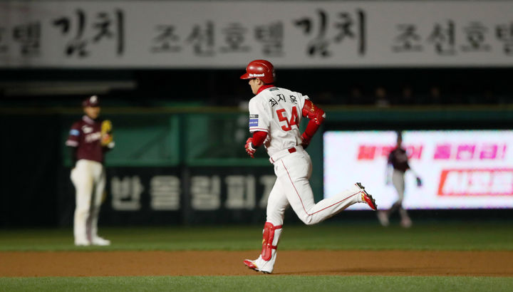 [서울=뉴시스] 프로야구 SSG 랜더스 최지훈이 2일 인천 SSG랜더스필드에서 열린 2026 신한 쏠 KBO리그 키움 히어로즈와의 경기에서 홈런을 친 뒤 베이스를 돌고 있다. (사진=SSG 랜더스 제공) 2026.04.02. *재판매 및 DB 금지