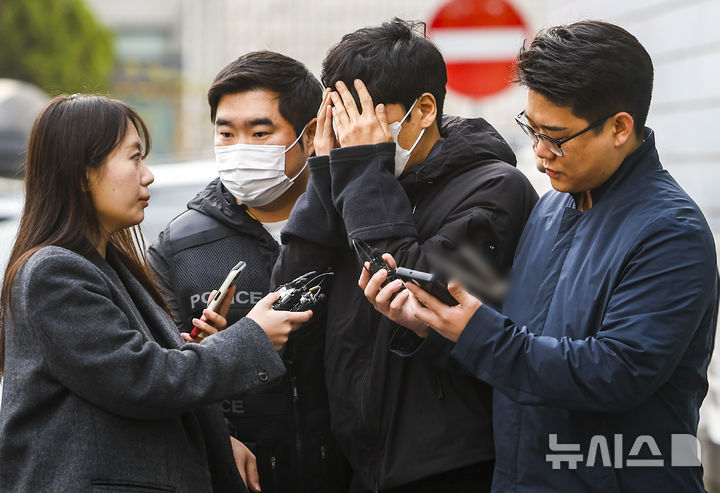 [서울=뉴시스] 정병혁 기자 = 배달 애플리케이션의 외주 운영센터 상담원으로 위장 취업해 고객 정보를 빼돌리고, 이를 사적 보복 범죄에 악용한 일당의 총책 30대 남성 정모씨가 4월 3일 서울 양천경찰서에서 검찰로 구속 송치되고 있다. 대검찰청도 이런 사적 보복 대행 범죄 행위자는 구속 수사를 원칙으로 하며 초범이라도 재판에 넘기라는 지침을 일선청에 내렸다. 중대 범죄로 판단해 엄정 대응을 천명한 것이다. 2026.06.05. jhope@newsis.com