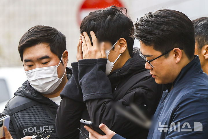 [서울=뉴시스] 정병혁 기자 = 배달 애플리케이션의 외주 운영센터 상담원으로 위장 취업해 고객 정보를 빼돌리고, 이를 사적 보복 범죄에 악용한 일당의 총책 30대 남성 정 모씨가 3일 서울 양천경찰서에서 검찰로 구속 송치되고 있다. 2026.04.03. jhope@newsis.com