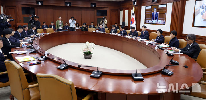 [서울=뉴시스] 추상철 기자 = 구윤철 부총리 겸 재정경제부 장관이 3일 오전 서울 종로구 정부서울청사에서 열린 비상경제본부회의 겸 경제관계장관회의를 주재하고 있다. 2026.04.03. scchoo@newsis.com