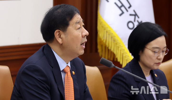 [서울=뉴시스] 추상철 기자 = 구윤철 부총리 겸 재정경제부 장관이 3일 오전 서울 종로구 정부서울청사에서 열린 비상경제본부회의 겸 경제관계장관회의를 주재하고 있다. 2026.04.03. scchoo@newsis.com