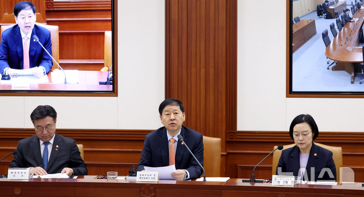 [서울=뉴시스] 추상철 기자 = 구윤철 부총리 겸 재정경제부 장관이 3일 오전 서울 종로구 정부서울청사에서 열린 비상경제본부회의 겸 경제관계장관회의를 주재하고 있다. 2026.04.03. scchoo@newsis.com