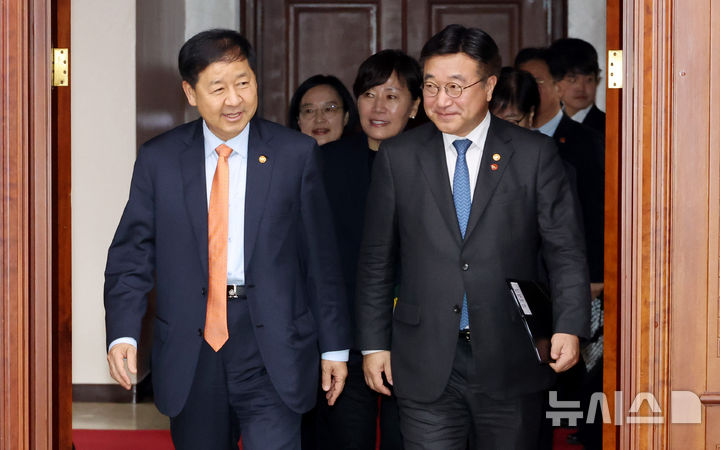 비상경제본부회의 참석하는 구윤철 부총리