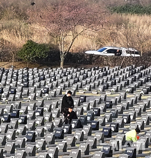 [제주=뉴시스] 우장호 기자 = 제78주년 제주 4·3 희생자 추념일인 3일 오전 제주시 봉개동 제주4·3평화공원 행방불명인 표석에 유족들의 발걸음이 이어지고 있다. 2026.04.03. woo1223@newsis.com