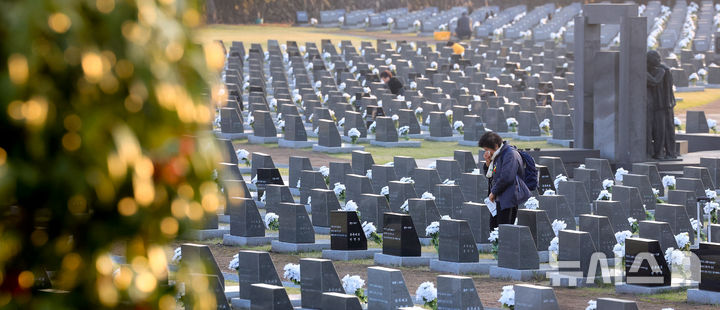 [제주=뉴시스] 우장호 기자 = 제78주년 제주 4·3 희생자 추념일인 3일 오전 제주시 봉개동 제주4·3평화공원 행방불명인 표석에 유족이 찾아와 눈물 짓고 있다. 2026.04.03. woo1223@newsis.com