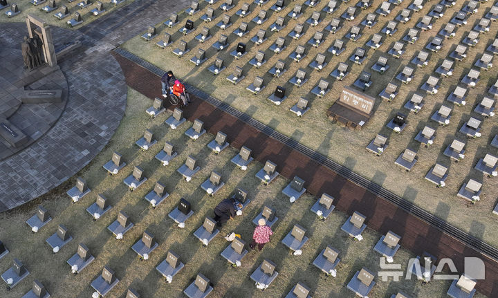 [제주=뉴시스] 우장호 기자 = 제78주년 제주 4·3 희생자 추념일인 3일 오전 제주시 봉개동 제주4·3평화공원 행방불명인 표석에 유족들의 발걸음이 이어지고 있다. 2026.04.03. woo1223@newsis.com