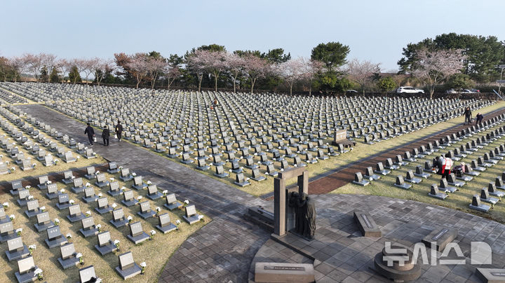 [제주=뉴시스] 우장호 기자 = 제78주년 제주 4·3 희생자 추념일인 3일 오전 제주시 봉개동 제주4·3평화공원 행방불명인 표석에 유족들의 발걸음이 이어지고 있다. 2026.04.03. woo1223@newsis.com