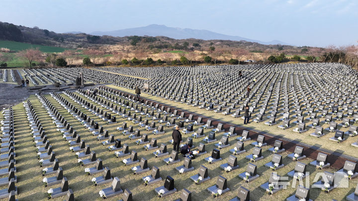 [제주=뉴시스] 우장호 기자 = 제78주년 제주 4·3 희생자 추념일인 3일 오전 제주시 봉개동 제주4·3평화공원 행방불명인 표석에 유족들의 발걸음이 이어지고 있다. 2026.04.03. woo1223@newsis.com