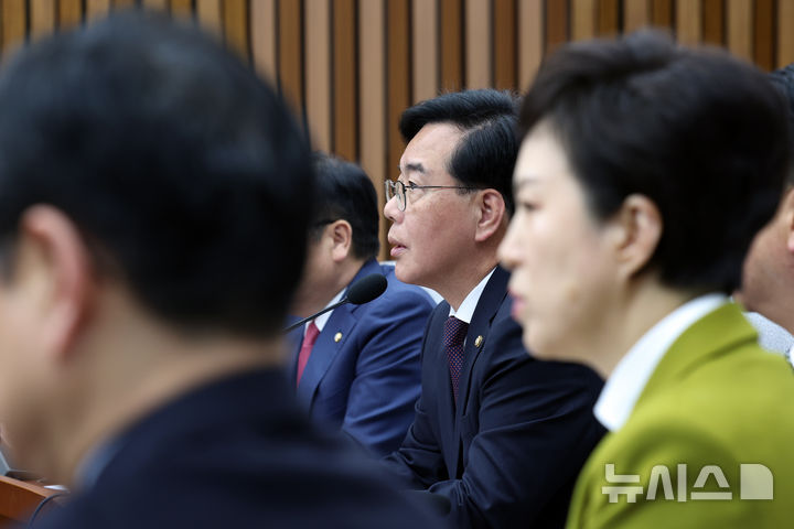 [서울=뉴시스] 고승민 기자 = 송언석 국민의힘 원내대표가 3일 서울 여의도 국회에서 열린 원내대책회의에서 발언하고 있다. 2026.04.03. kkssmm99@newsis.com