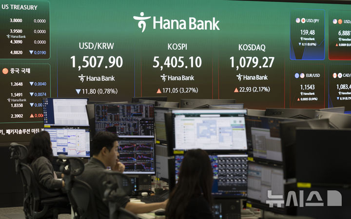 [서울=뉴시스] 김근수 기자 = 외환시장에서 원·달러 환율은 전 거래일 주간거래 종가(1519.7원)보다 8.9원 내린 1510.8원에 출발한 3일 오전 서울 중구 하나은행 본점 딜링룸 모니터에 지수가 나오고 있다. 2026.04.03. ks@newsis.com