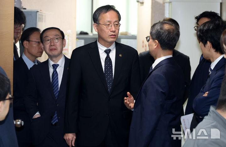 합동브리핑 참석하는 이형일 차관