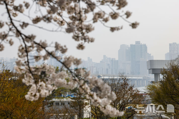 [서울=뉴시스] 정병혁 기자 = 미세먼지와 초미세먼지 농도가 나쁨 수준을 보인 3일 서울 영등포구 여의나루역 인근에서 바라본 도심이 뿌옇다. 2026.04.03. jhope@newsis.com