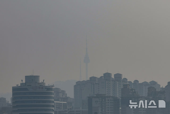[서울=뉴시스] 정병혁 기자 = 미세먼지와 초미세먼지 농도가 나쁨 수준을 보인 3일 서울 영등포구 여의나루역 인근에서 바라본 도심이 뿌옇다. 2026.04.03. jhope@newsis.com
