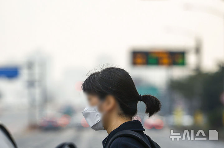 [서울=뉴시스] 정병혁 기자 = 미세먼지와 초미세먼지 농도가 나쁨 수준을 보인 3일 서울 영등포구 여의도환승센터에서 마스크를 쓴 시민이 이동하고 있다. 2026.04.03. jhope@newsis.com