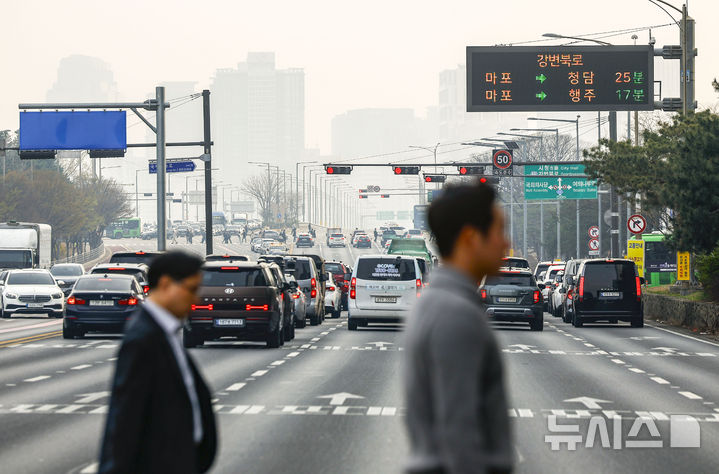 [서울=뉴시스] 정병혁 기자 = 미세먼지와 초미세먼지 농도가 나쁨 수준을 보인 3일 서울 영등포구 여의도환승센터에서 바라본 도심이 뿌옇다. 2026.04.03. jhope@newsis.com