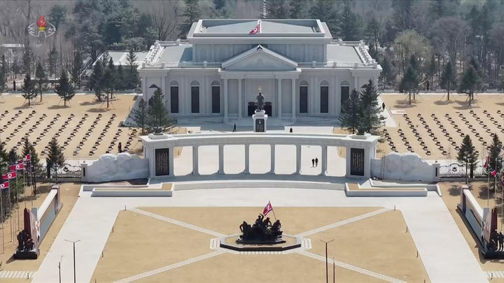 [서울=뉴시스] 북한 조선중앙TV는 김정은 국무위원장이 러시아·우크리아나 전쟁 파병군 추모 시설인 해외군사작전 전투위훈기념관 건설사업을 현지 지도했다고 3일 보도했다. (사진=조선중앙TV 캡처) 2026.04.03. photo@newsis.com *재판매 및 DB 금지