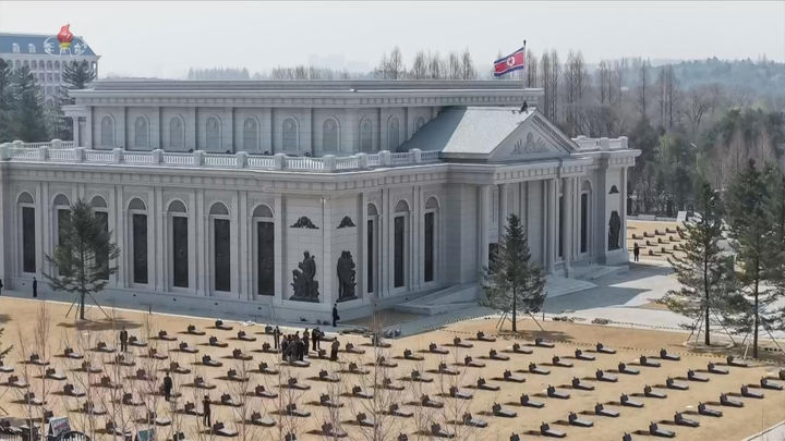 [서울=뉴시스] 북한 조선중앙TV는 김정은 국무위원장이 러시아·우크리아나 전쟁 파병군 추모 시설인 해외군사작전 전투위훈기념관 건설사업을 현지 지도했다고 3일 보도했다. (사진=조선중앙TV 캡처) 2026.04.03. photo@newsis.com *재판매 및 DB 금지