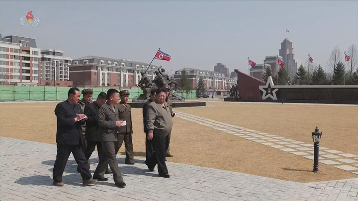 [서울=뉴시스] 북한 조선중앙TV는 김정은 국무위원장이 러시아·우크리아나 전쟁 파병군 추모 시설인 해외군사작전 전투위훈기념관 건설사업을 현지 지도했다고 3일 보도했다. (사진=조선중앙TV 캡처) 2026.04.03. photo@newsis.com *재판매 및 DB 금지