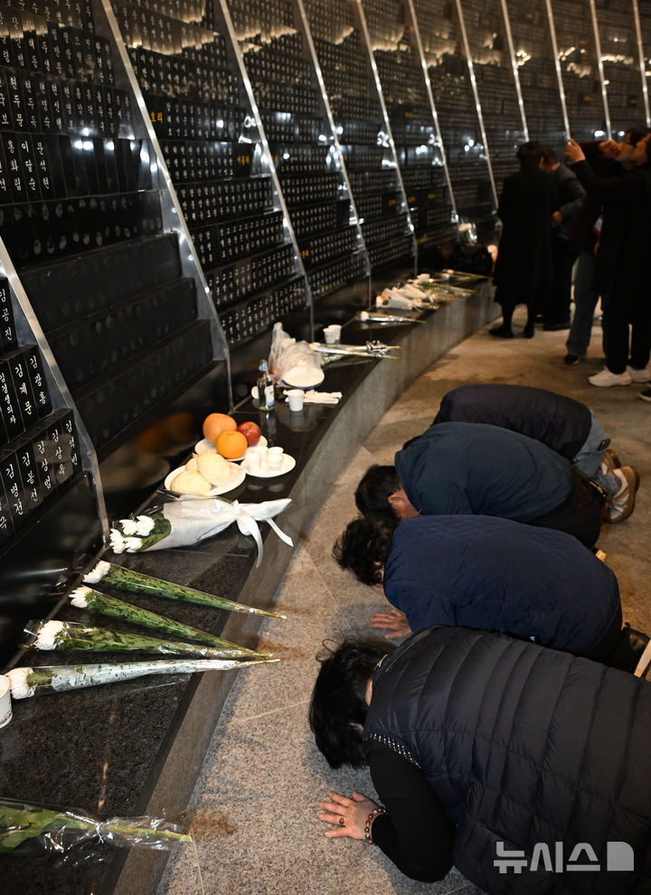 [제주=뉴시스] 우장호 기자 = 제78주년 제주 4·3 희생자 추념일인 3일 오전 제주시 봉개동 제주4·3평화공원 위패봉안실에 유족들이 찾아와 절하고 있다. 2026.04.03. woo1223@newsis.com