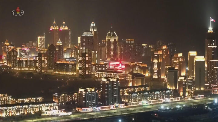 [서울=뉴시스] 북한 조선중앙TV는 김정은 국무위원장이 딸 김주애와 함께 평양 '화성지구 4단계' 구역의 상업·편의시설을 점검했다고 3일 보도했다. (사진=조선중앙TV 캡처) 2026.04.03. photo@newsis.com *재판매 및 DB 금지