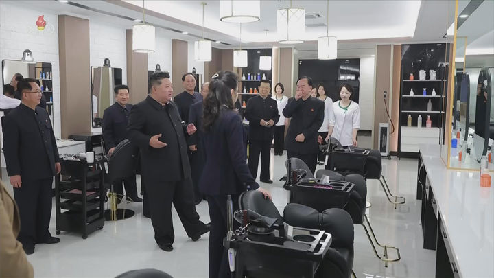 [서울=뉴시스] 북한 조선중앙TV는 김정은 국무위원장이 딸 김주애와 함께 평양 '화성지구 4단계' 구역의 상업·편의시설을 점검했다고 3일 보도했다. (사진=조선중앙TV 캡처) 2026.04.03. photo@newsis.com *재판매 및 DB 금지