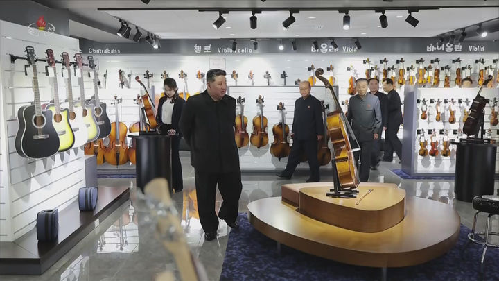 [서울=뉴시스] 북한 조선중앙TV는 김정은 국무위원장이 딸 김주애와 함께 평양 '화성지구 4단계' 구역의 상업·편의시설을 점검했다고 3일 보도했다. (사진=조선중앙TV 캡처) 2026.04.03. photo@newsis.com *재판매 및 DB 금지