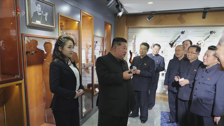 [서울=뉴시스] 북한 조선중앙TV는 김정은 국무위원장이 딸 김주애와 함께 평양 '화성지구 4단계' 구역의 상업·편의시설을 점검했다고 3일 보도했다. (사진=조선중앙TV 캡처) 2026.04.03. photo@newsis.com *재판매 및 DB 금지