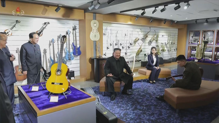 [서울=뉴시스] 북한 조선중앙TV는 김정은 국무위원장이 딸 김주애와 함께 평양 '화성지구 4단계' 구역의 상업·편의시설을 점검했다고 3일 보도했다. (사진=조선중앙TV 캡처) 2026.04.03. photo@newsis.com *재판매 및 DB 금지