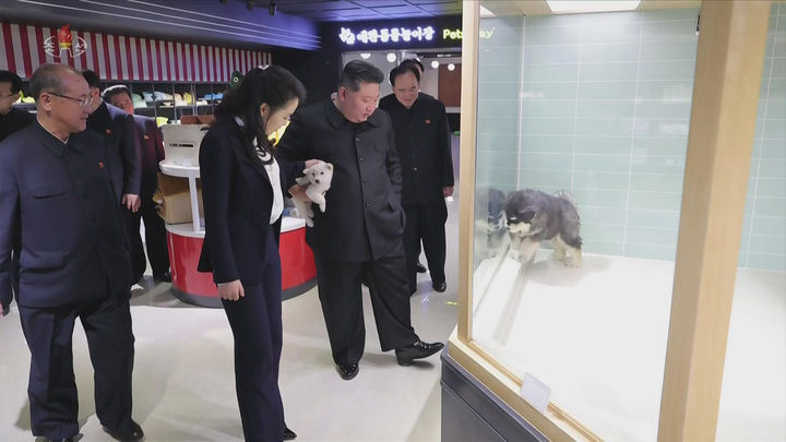 [서울=뉴시스] 북한 조선중앙TV는 김정은 국무위원장이 딸 김주애와 함께 평양 '화성지구 4단계' 구역의 상업·편의시설을 점검했다고 3일 보도했다. (사진=조선중앙TV 캡처) 2026.04.03. photo@newsis.com *재판매 및 DB 금지