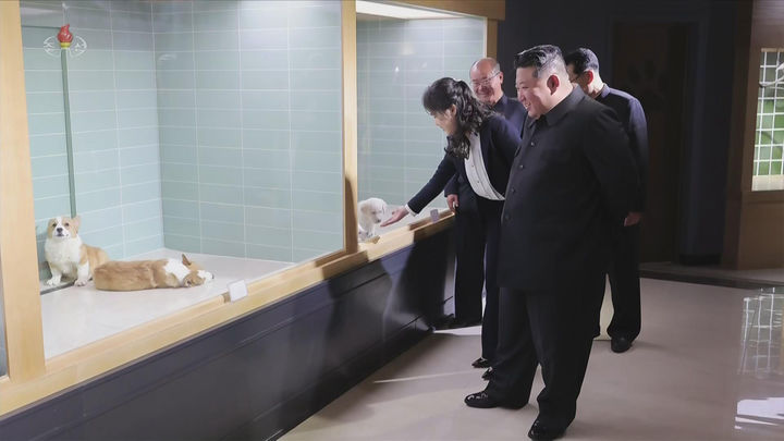 [서울=뉴시스] 북한 조선중앙TV는 김정은 국무위원장이 딸 김주애와 함께 평양 '화성지구 4단계' 구역의 상업·편의시설을 점검했다고 3일 보도했다. (사진=조선중앙TV 캡처) 2026.04.03. photo@newsis.com *재판매 및 DB 금지