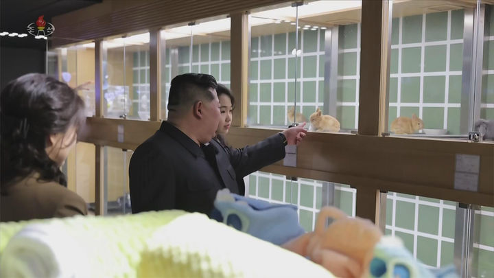 [서울=뉴시스] 북한 조선중앙TV는 김정은 국무위원장이 딸 김주애와 함께 평양 '화성지구 4단계' 구역의 상업·편의시설을 점검했다고 3일 보도했다. (사진=조선중앙TV 캡처) 2026.04.03. photo@newsis.com *재판매 및 DB 금지