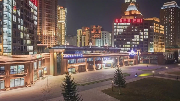 [서울=뉴시스] 북한 조선중앙TV는 김정은 국무위원장이 딸 김주애와 함께 평양 '화성지구 4단계' 구역의 상업·편의시설을 점검했다고 3일 보도했다. (사진=조선중앙TV 캡처) 2026.04.03. photo@newsis.com *재판매 및 DB 금지