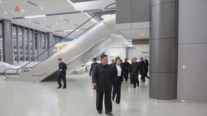 [서울=뉴시스] 북한 조선중앙TV는 김정은 국무위원장이 딸 김주애와 함께 평양 '화성지구 4단계' 구역의 상업·편의시설을 점검했다고 3일 보도했다. (사진=조선중앙TV 캡처) 2026.04.03. photo@newsis.com *재판매 및 DB 금지