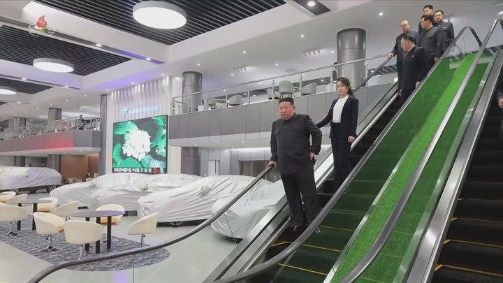 [서울=뉴시스] 북한 조선중앙TV는 김정은 국무위원장이 딸 김주애와 함께 평양 '화성지구 4단계' 구역의 상업·편의시설을 점검했다고 3일 보도했다. (사진=조선중앙TV 캡처) 2026.04.03. photo@newsis.com *재판매 및 DB 금지
