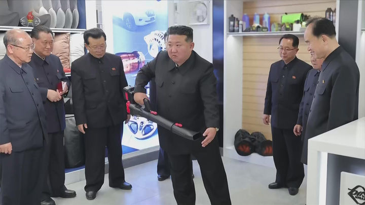 [서울=뉴시스] 북한 조선중앙TV는 김정은 국무위원장이 딸 김주애와 함께 평양 '화성지구 4단계' 구역의 상업·편의시설을 점검했다고 3일 보도했다. (사진=조선중앙TV 캡처) 2026.04.03. photo@newsis.com *재판매 및 DB 금지