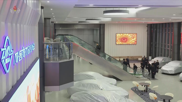 [서울=뉴시스] 북한 조선중앙TV는 김정은 국무위원장이 딸 김주애와 함께 평양 '화성지구 4단계' 구역의 상업·편의시설을 점검했다고 3일 보도했다. (사진=조선중앙TV 캡처) 2026.04.03. photo@newsis.com *재판매 및 DB 금지