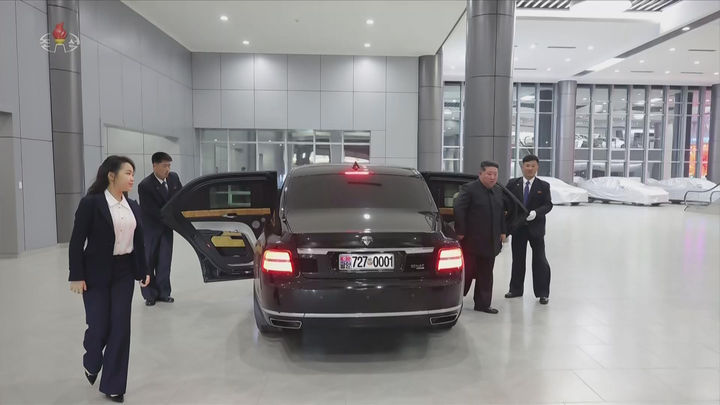 [서울=뉴시스] 북한 조선중앙TV는 김정은 국무위원장이 딸 김주애와 함께 평양 '화성지구 4단계' 구역의 상업·편의시설을 점검했다고 3일 보도했다. (사진=조선중앙TV 캡처) 2026.04.03. photo@newsis.com *재판매 및 DB 금지