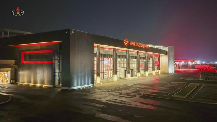 [서울=뉴시스] 북한 조선중앙TV는 김정은 국무위원장이 딸 김주애와 함께 평양 '화성지구 4단계' 구역의 상업·편의시설을 점검했다고 3일 보도했다. (사진=조선중앙TV 캡처) 2026.04.03. photo@newsis.com *재판매 및 DB 금지