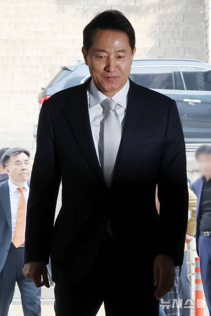 [서울=뉴시스] 조성우 기자 = 오세훈 서울시장이 3일 오전 서울 서초구 서울중앙지방법원에서 열린 여론조사비 대납 의혹 관련 5차 공판에 출석하고 있다. 2026.04.03. xconfind@newsis.com