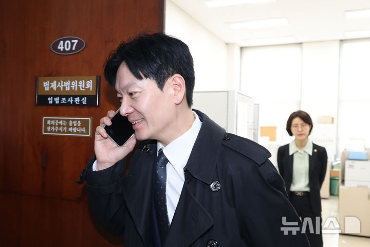 [서울=뉴시스] 고승민 기자 = '쌍방울 대북 송금' 의혹 사건의 수사 책임자인 박상용 인천지검 부부장검사가 3일 오전 서울 여의도 국회에서 열린 윤석열 정권 정치검찰 조작기소 의혹사건 진상규명 국정조사 특별위원회 전체회의에 출석했다가 자신은 오후에 출석해야 한다는 소식을 듣고 전화 통화를 하며 발길을 돌리고 있다. 2026.04.03. kkssmm99@newsis.com