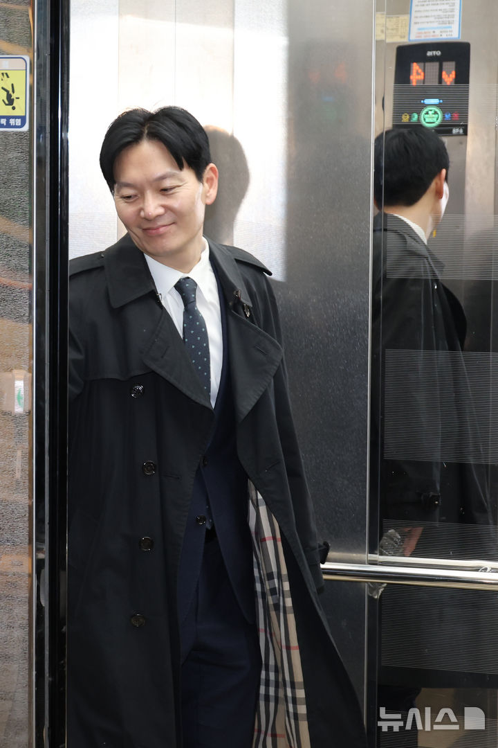 [서울=뉴시스] 고승민 기자 = '쌍방울 대북 송금' 의혹 사건의 수사 책임자인 박상용 인천지검 부부장검사가 3일 오전 서울 여의도 국회에서 열린 윤석열 정권 정치검찰 조작기소 의혹사건 진상규명 국정조사 특별위원회 전체회의에 출석했다가 자신은 오후에 출석해야 한다는 소식을 듣고 발길을 돌리려 엘리베이터에 탑승하고 있다. 2026.04.03. kkssmm99@newsis.com