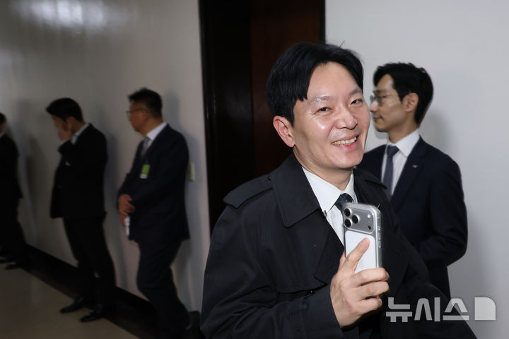 [서울=뉴시스] 고승민 기자 = '쌍방울 대북 송금' 의혹 사건의 수사 책임자인 박상용 인천지검 부부장검사가 3일 오전 서울 여의도 국회에서 열린 윤석열 정권 정치검찰 조작기소 의혹사건 진상규명 국정조사 특별위원회 전체회의에 출석했다가 자신은 오후에 출석해야 한다는 소식을 듣고 전화 통화를 하며 발길을 돌리고 있다. 2026.04.03. kkssmm99@newsis.com