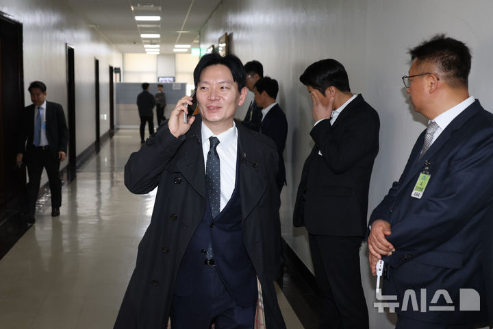 [서울=뉴시스] 고승민 기자 = '쌍방울 대북 송금' 의혹 사건의 수사 책임자인 박상용 인천지검 부부장검사가 3일 오전 서울 여의도 국회에서 열린 윤석열 정권 정치검찰 조작기소 의혹사건 진상규명 국정조사 특별위원회 전체회의에 출석했다가 자신은 오후에 출석해야 한다는 소식을 듣고 전화 통화를 하며 발길을 돌리고 있다. 2026.04.03. kkssmm99@newsis.com