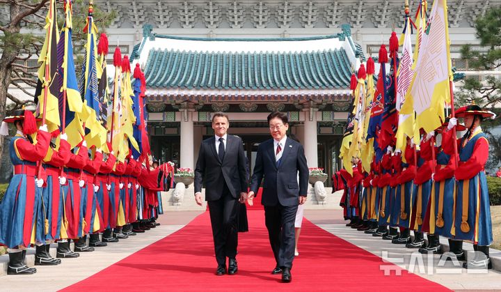 [서울=뉴시스] 고범준 기자 = 이재명 대통령과 에마뉘엘 마크롱 프랑스 대통령이 3일 청와대에서 열린 공식환영식에 입장하고 있다. 2026.04.03. bjko@newsis.com