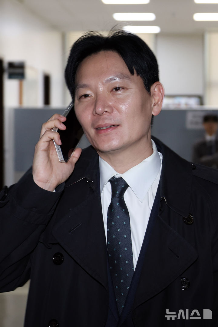 [서울=뉴시스] 고승민 기자 = '쌍방울 대북 송금' 의혹 사건의 수사 책임자인 박상용 인천지검 부부장검사가 3일 오전 서울 여의도 국회에서 열린 윤석열 정권 정치검찰 조작기소 의혹사건 진상규명 국정조사 특별위원회 전체회의에 출석했다가 자신은 오후에 출석해야 한다는 소식을 듣고 전화 통화를 하며 발길을 돌리고 있다. 2026.04.03. kkssmm99@newsis.com