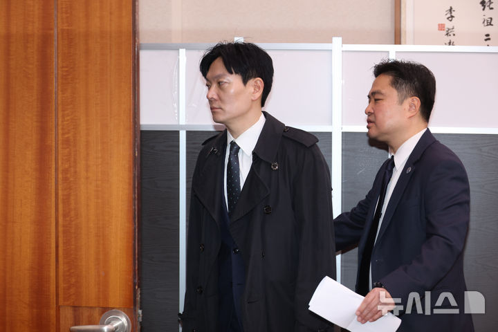 [서울=뉴시스] 고승민 기자 = '쌍방울 대북 송금' 의혹 사건의 수사 책임자인 박상용 인천지검 부부장검사가 3일 오전 서울 여의도 국회에서 열린 윤석열 정권 정치검찰 조작기소 의혹사건 진상규명 국정조사 특별위원회 전체회의에 출석했다가 자신은 오후에 출석해야 한다는 소식을 듣고 발길을 돌리고 있다. 2026.04.03. kkssmm99@newsis.com